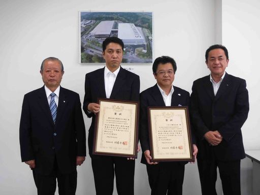 シモンズ知事褒章.jpg