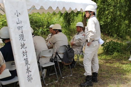 （写真：湯船地先に設置された小山町現地対策本部）