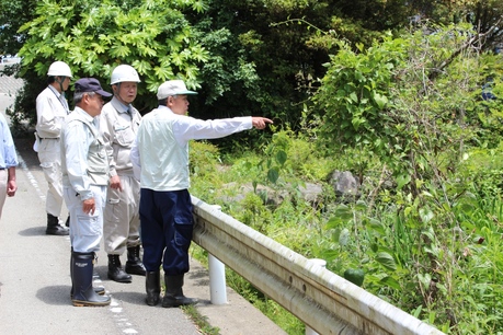 （写真：災害想定箇所の現地視察の様子） 