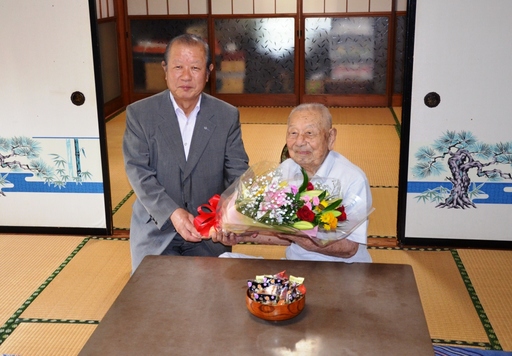 （写真：男性の最高齢者　長藤幸治さん）