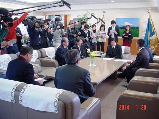 （1月20日）富士山火山噴火に対する避難支援計画に関する県知事への要望.JPG
