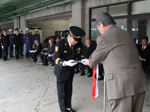 写真：町長から配備書を渡される消防団長