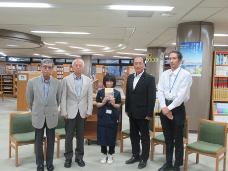 寄贈の様子（令和6年9月19日、町立図書館にて）の画像1
