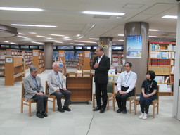 寄贈の様子（令和6年9月19日、町立図書館にて）の画像3