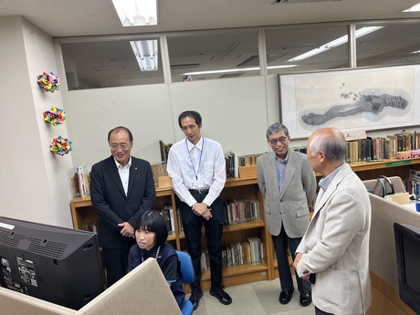 寄贈の様子（令和6年9月19日、町立図書館にて）の画像4