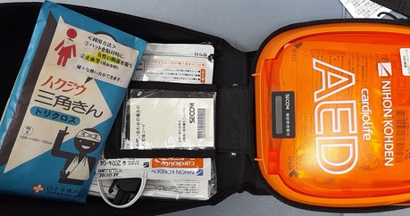 AEDケース内に三角きんを配備の画像