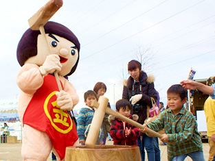 金太郎と子どもたちが餅つきをする画像