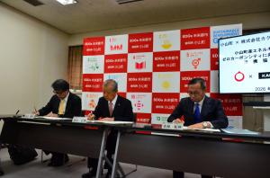 署名をする各代表者