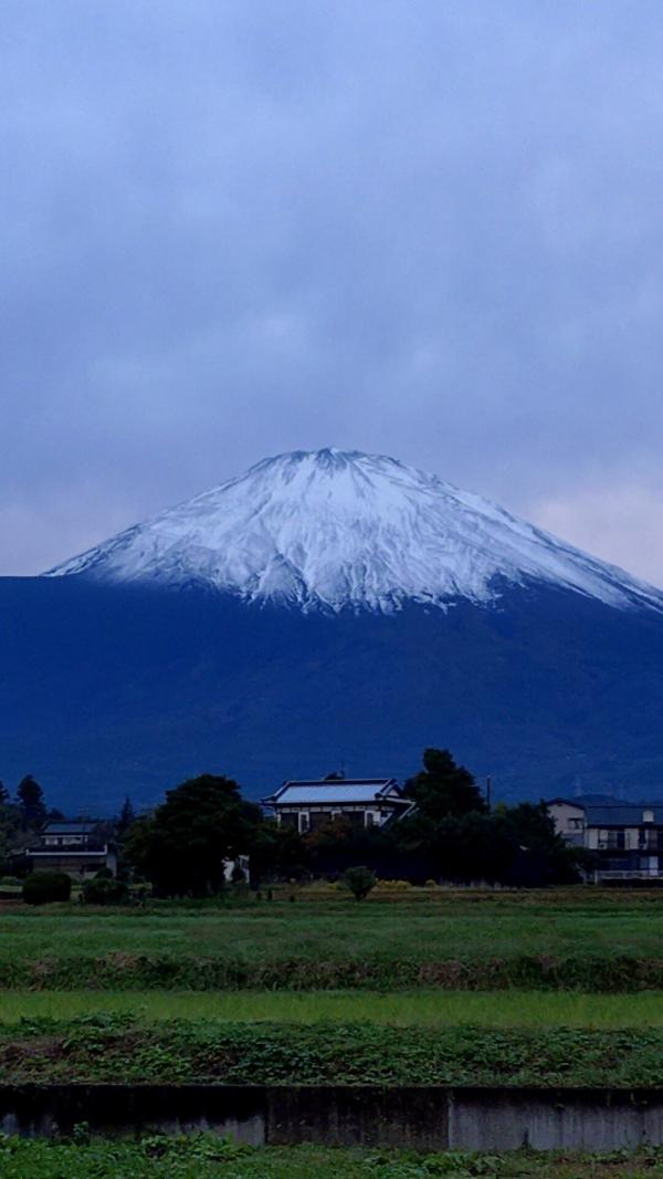 初冠雪の富士山